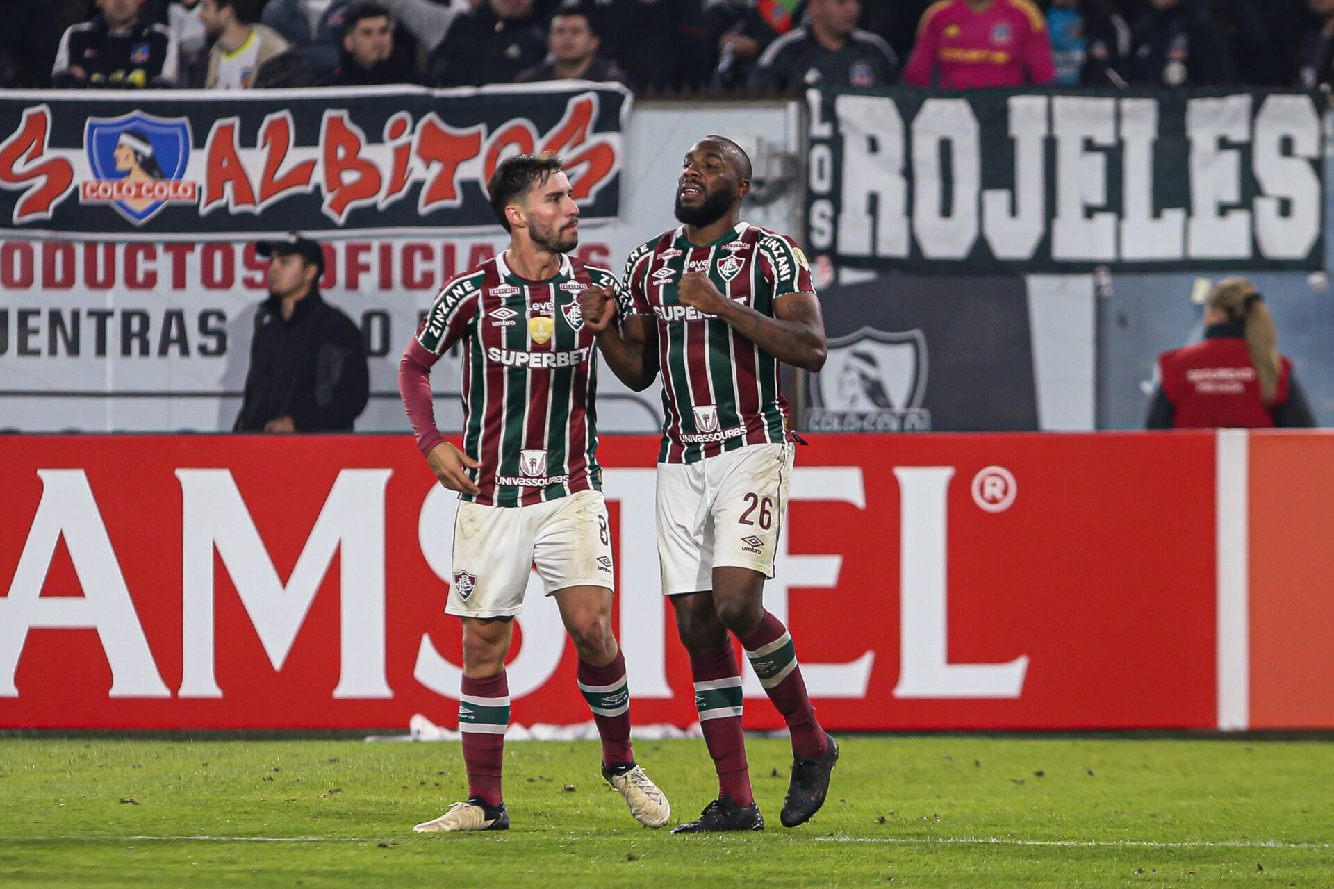 Fluminense sofre, segura pressão e vence o Colo-Colo fora de casa