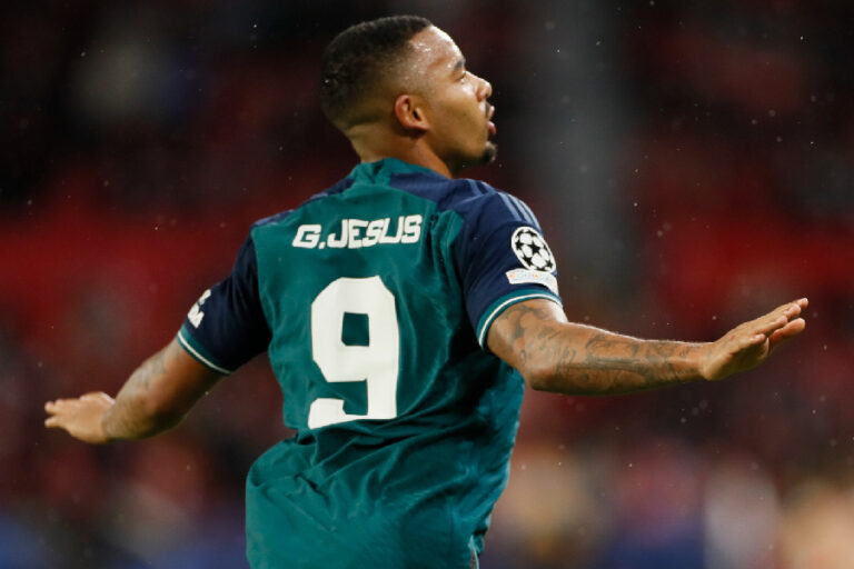 Arteta mostra preocupação com Gabriel Jesus no Arsenal
