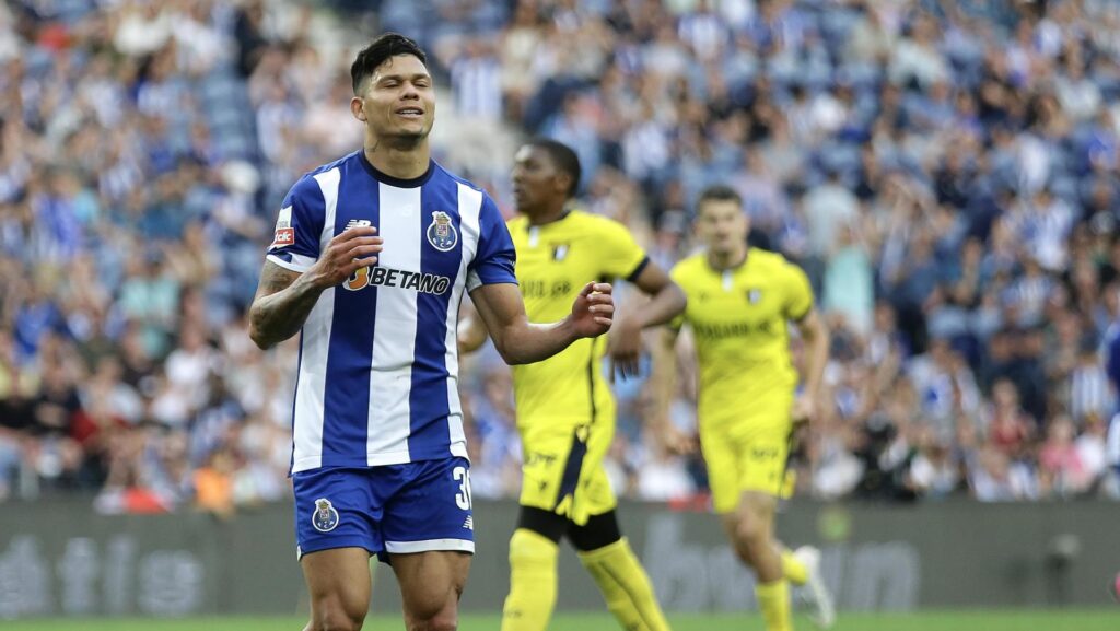 Evanilson fez boa temporada pelo Porto, de Portugal - EFE/EPA/MANUEL FERNANDO ARAÚJO