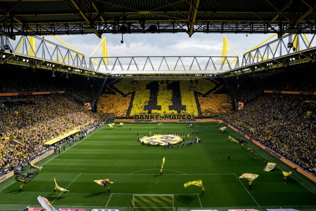 Torcida do Borussia Dortmund no Signal Iduna Park