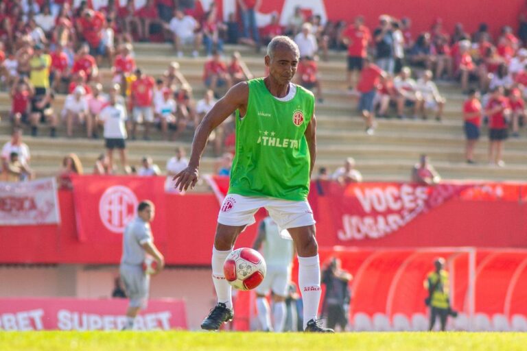 Romário fica no banco em vitória do America-RJ e tem estreia adiada