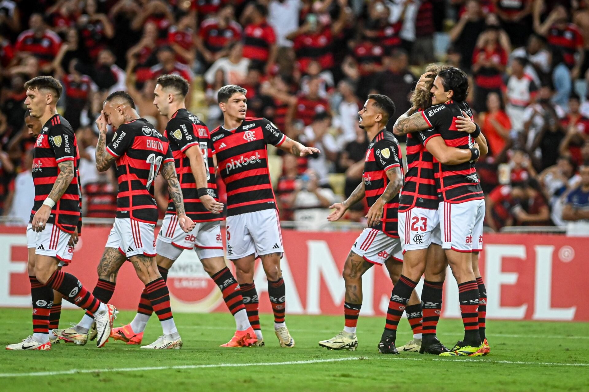 Flamengo vence Millonarios e garante classificação na Libertadores