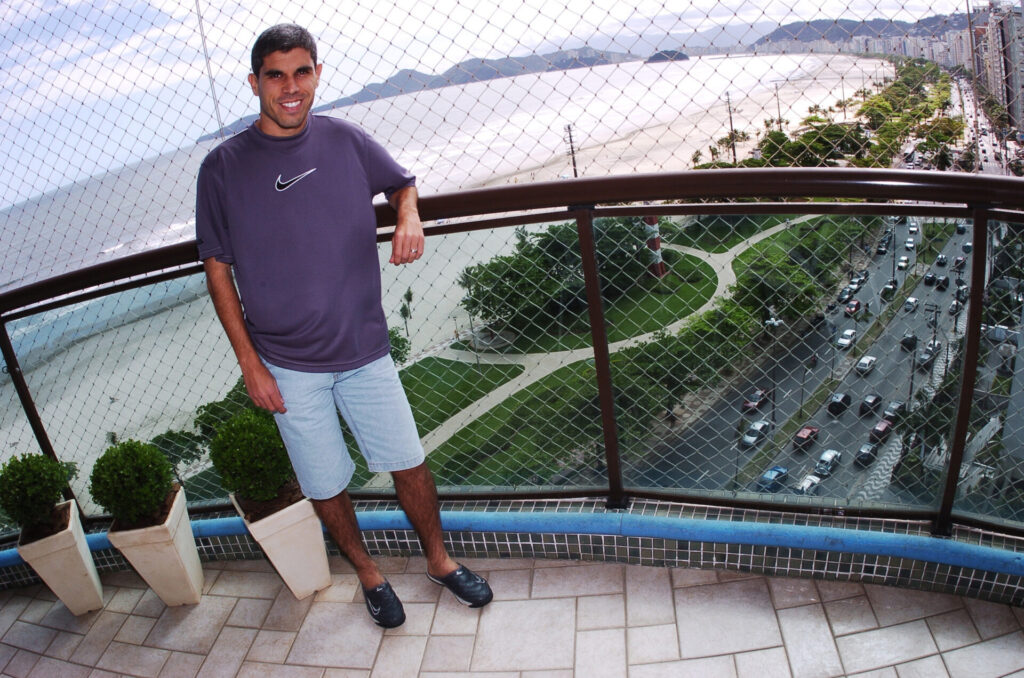 Ricardinho, em seu apartamento em Santos, em 2004 - PLACAR