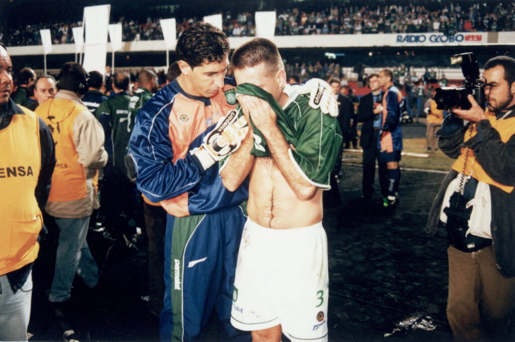 Sergio consolando Argel, que esta chorando, após a derrota contra no Boca Junior, no Estádio do Morumbi - Renato Pizzutto