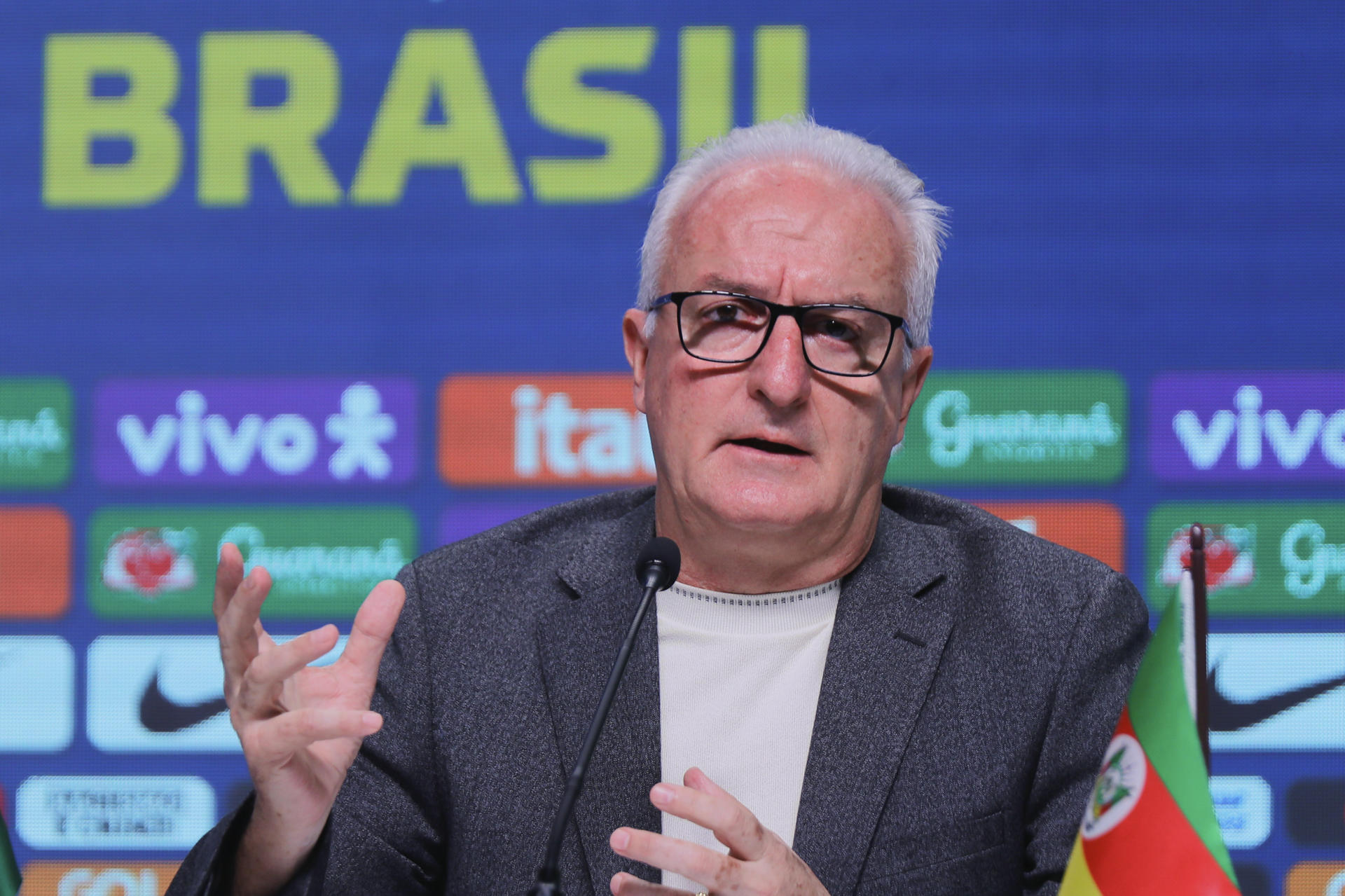Dorival chama só três jogadores do Brasileirão apesar de promessa