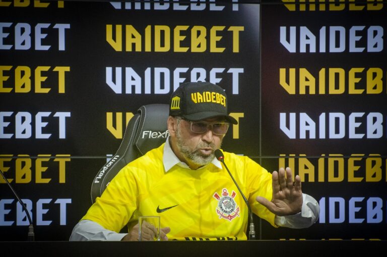 Conselho vota impeachment de Augusto Melo na próxima segunda