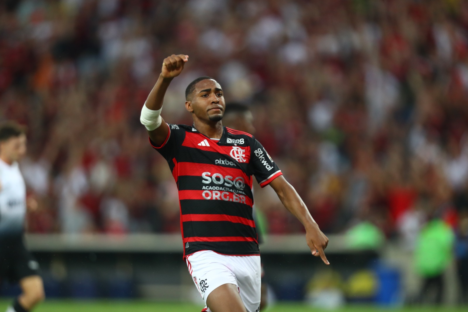 Flamengo alivia pressão, vence Corinthians e assume liderança do Brasileirão