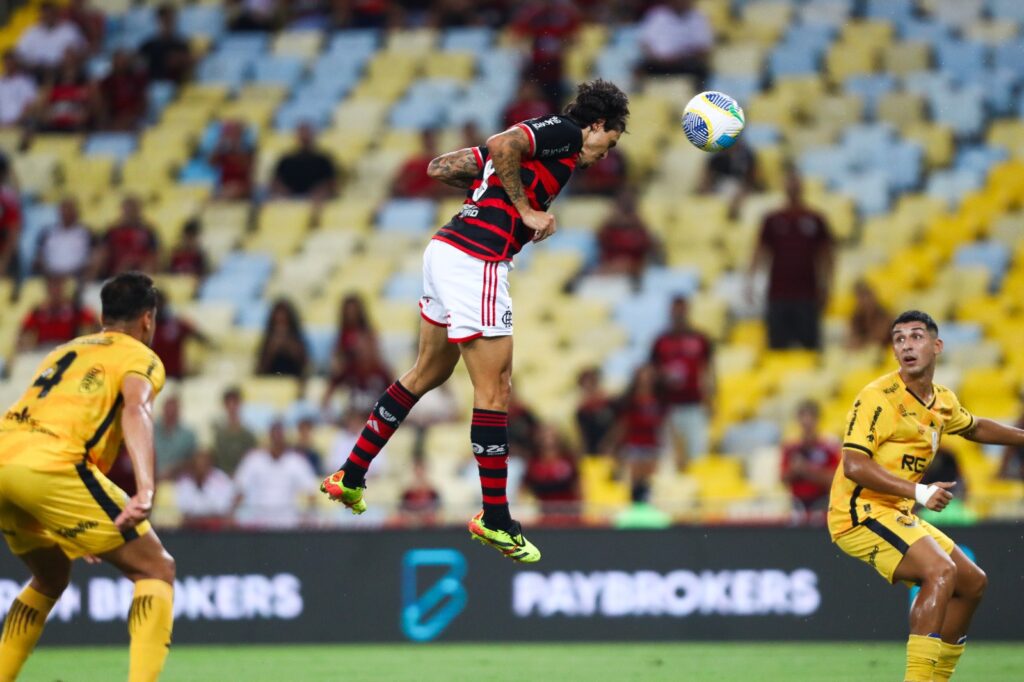 Pedro subiu muito para marcar o gol do Flamengo diante do Amazonas - 📸 Gilvan de Souza / CRF