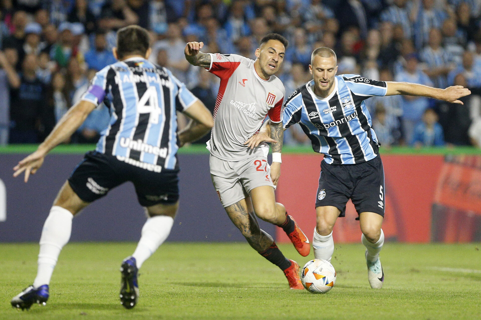 Grêmio empata com Estudiantes e enfrentará o Fluminense nas oitavas