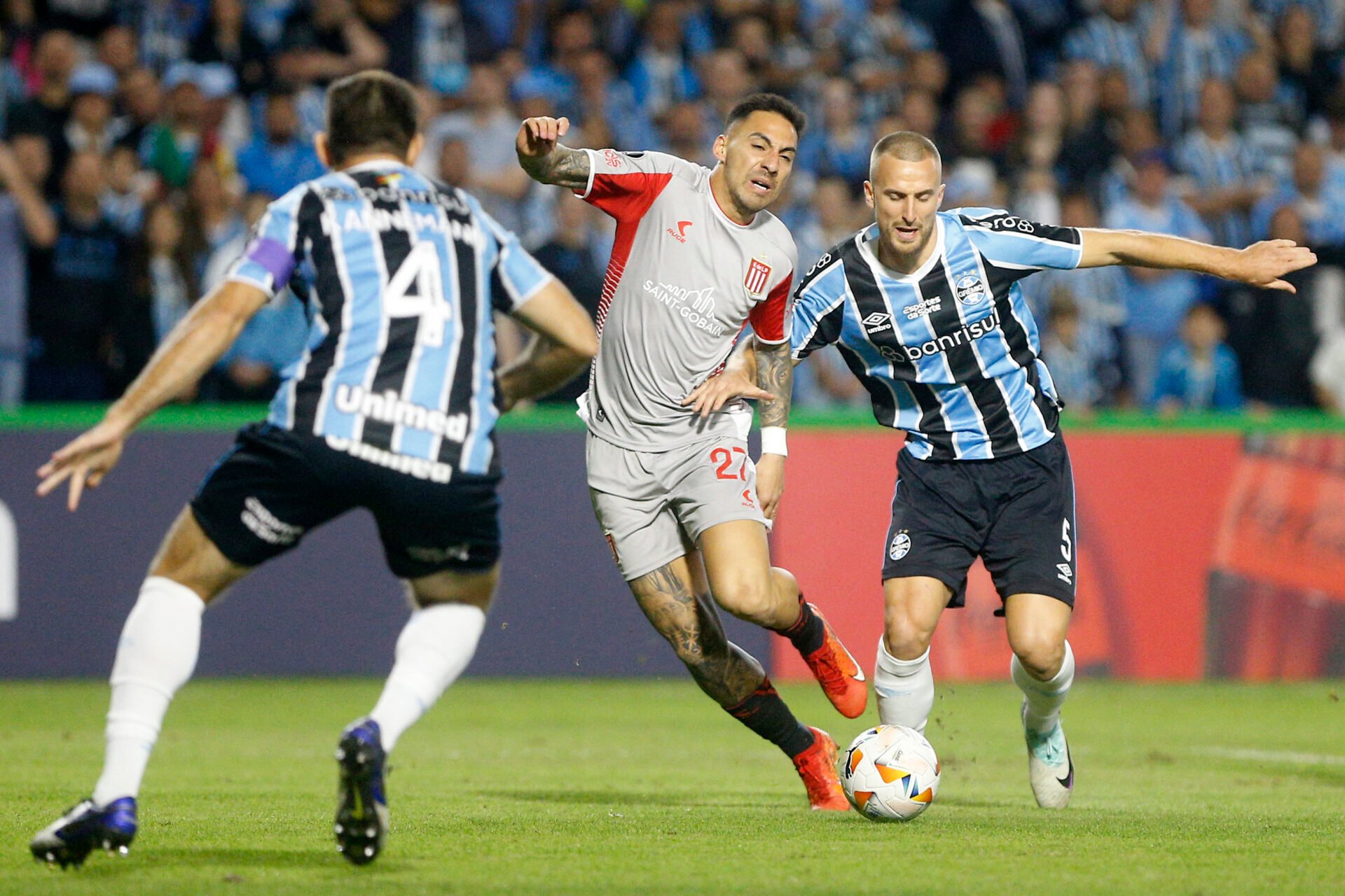 Grêmio empata com Estudiantes e enfrentará o Fluminense nas oitavas