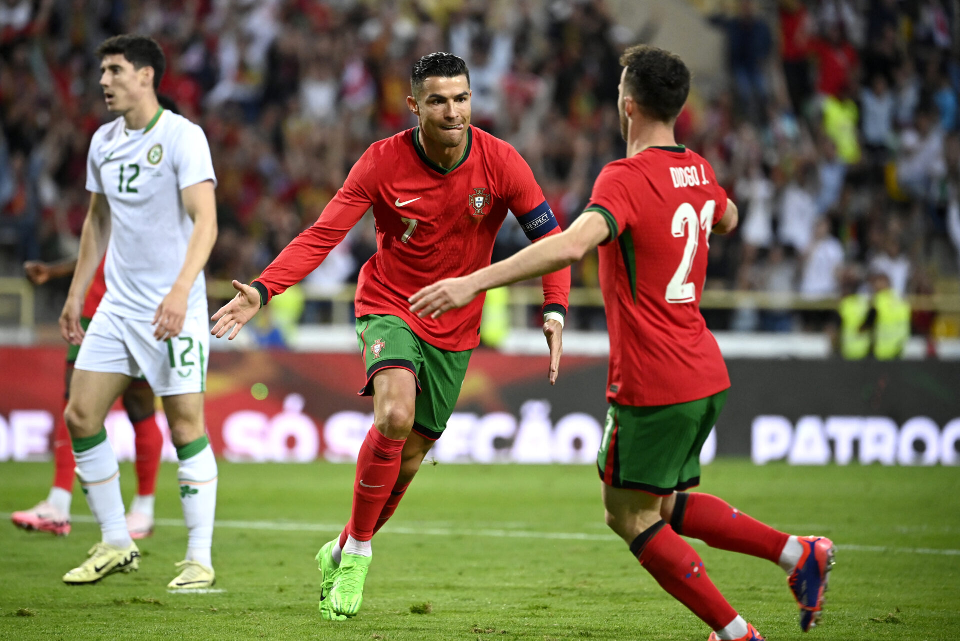Cristiano Ronaldo lidera Portugal com dois gols em amistoso pré-Euro