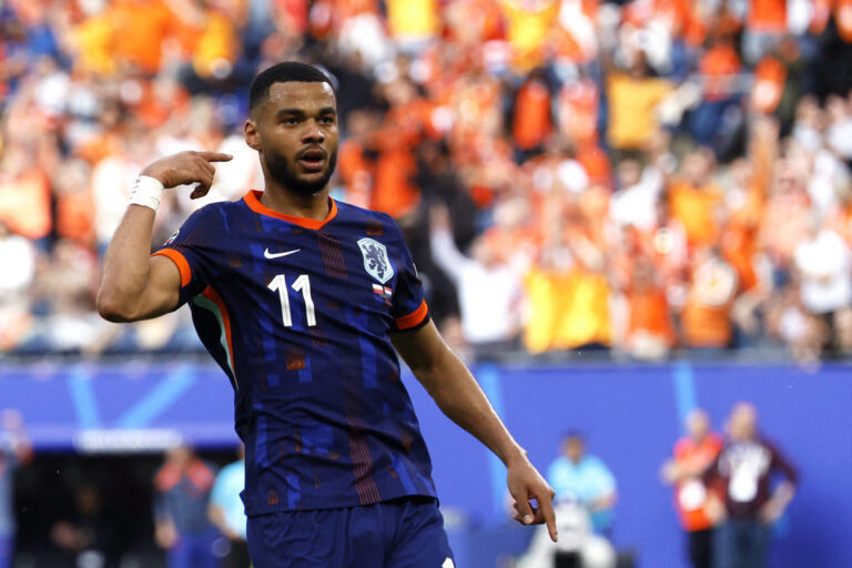 Eurocopa: Holanda marca no fim e bate Polônia de virada