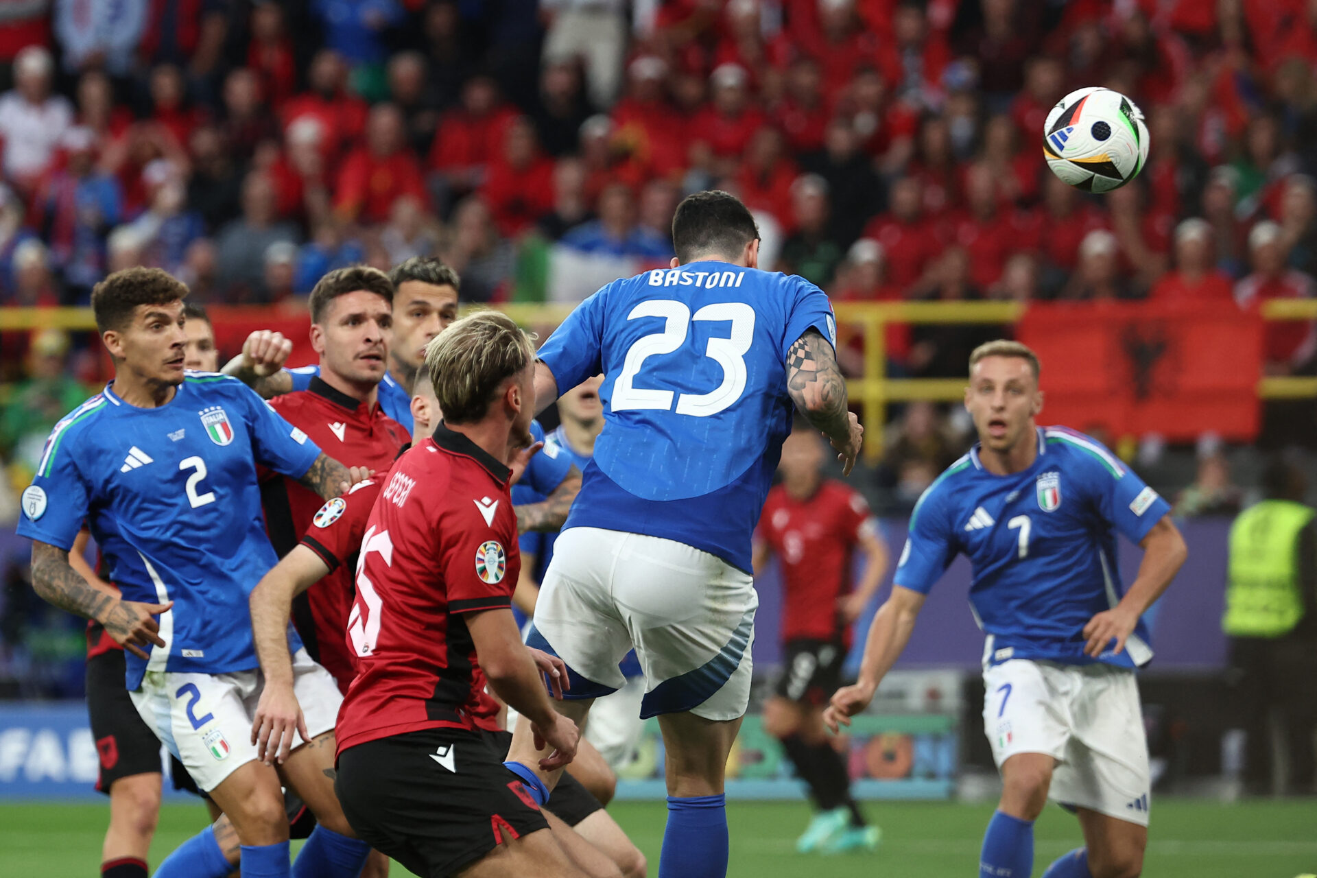 Itália consegue vitória magra contra a Albânia na estreia da Euro