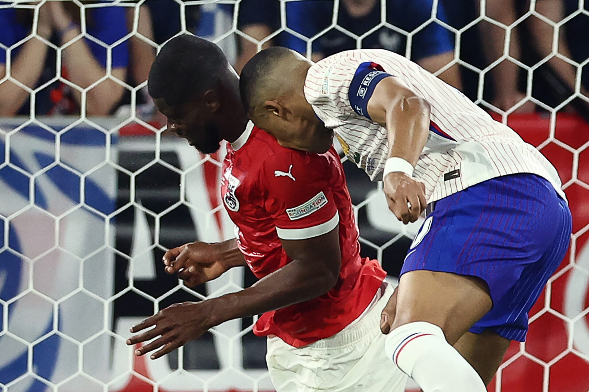 Lance em que Kylian Mbappé quebrou o nariz na vitória da França sobre a Áustria - FRANCK FIFE / AFP