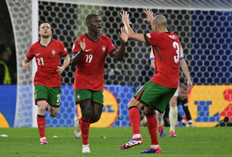 Portugal bate República Checa de virada e com gol nos acréscimos