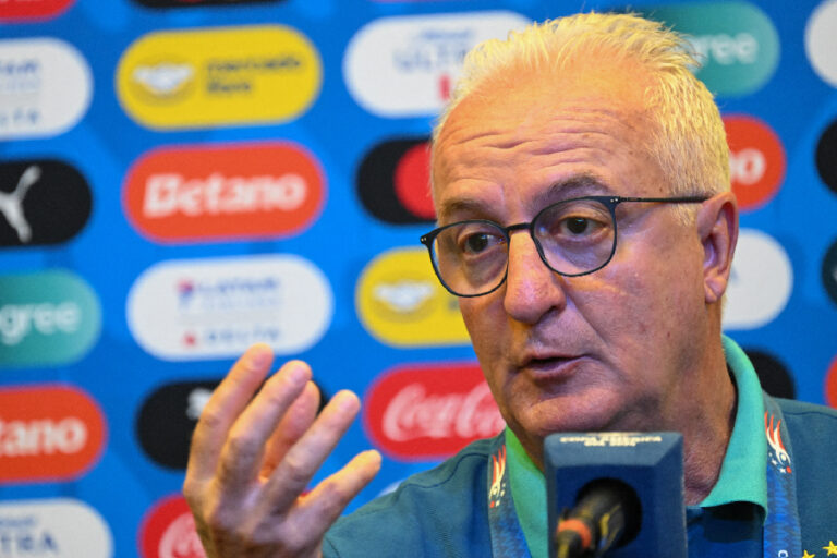 Dorival desfaz mistério e confirma seleção com Militão e Arana