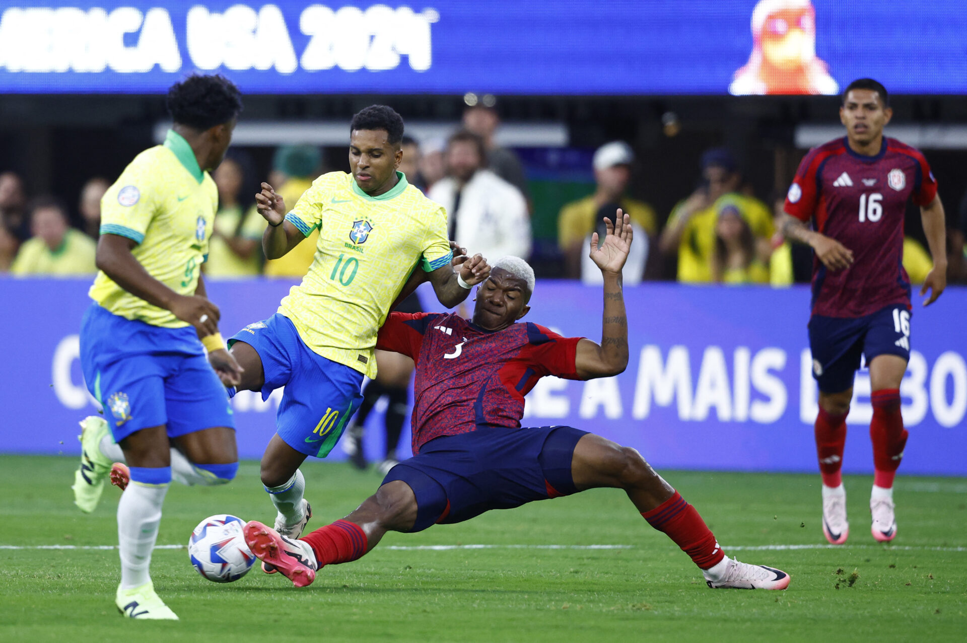Brasil para em retranca e só empata com Costa Rica na estreia