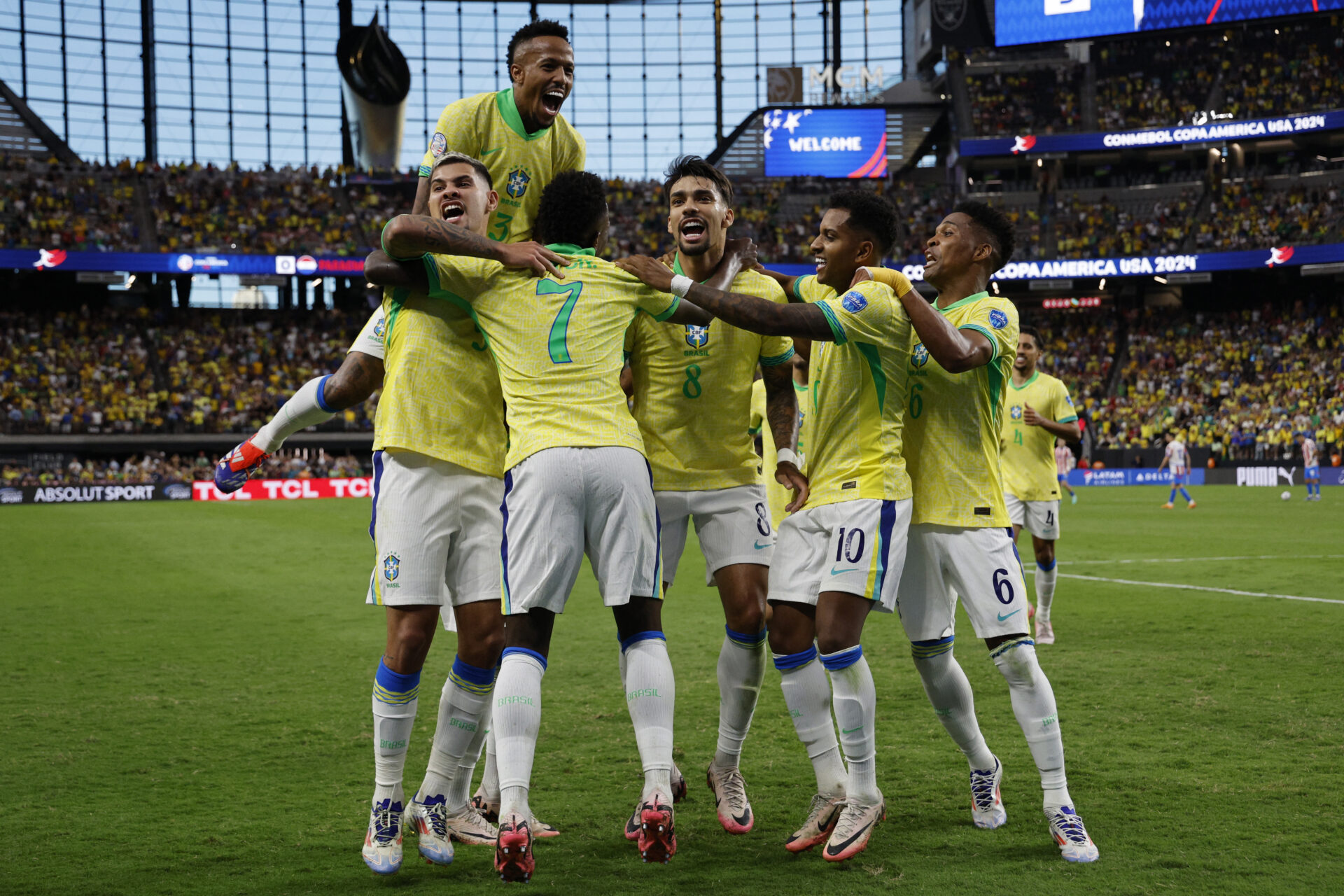 Seleção brasileira comemora gol de Vinicius Junior contra o Paraguai em Las Vegas - EVORK DJANSEZIAN / Getty Images via AFP)