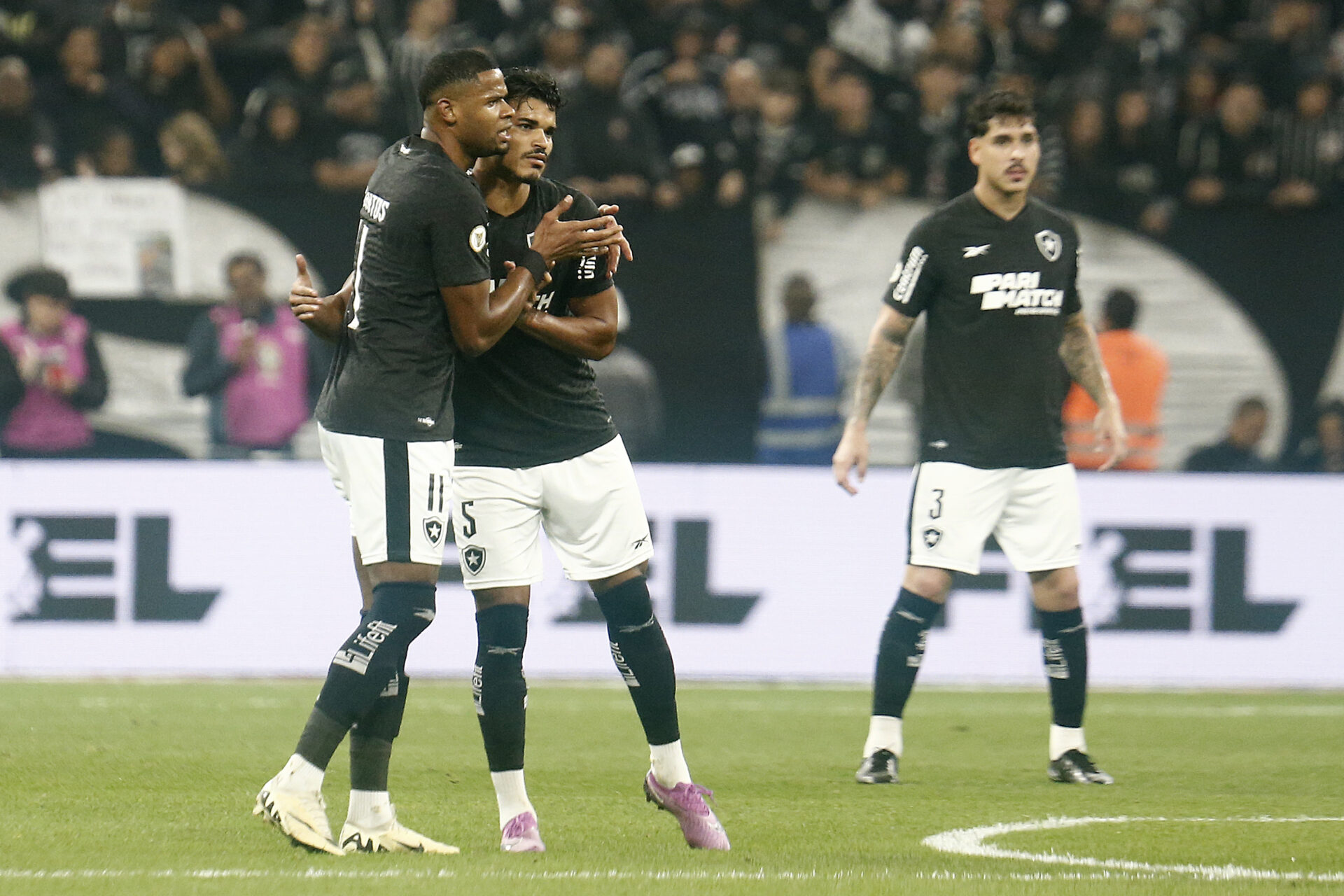 Botafogo assume a liderança e deixa o Corinthians dentro do Z-4