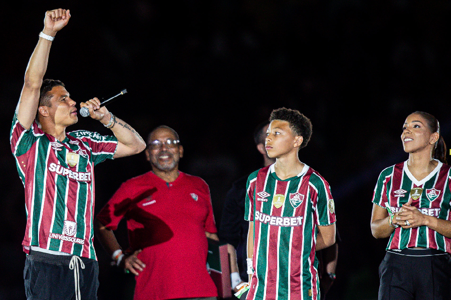 Thiago Silva com filho e esposa na apresentação no Maracanã - MARCELO GONÇALVES / FLUMINENSE F.C.