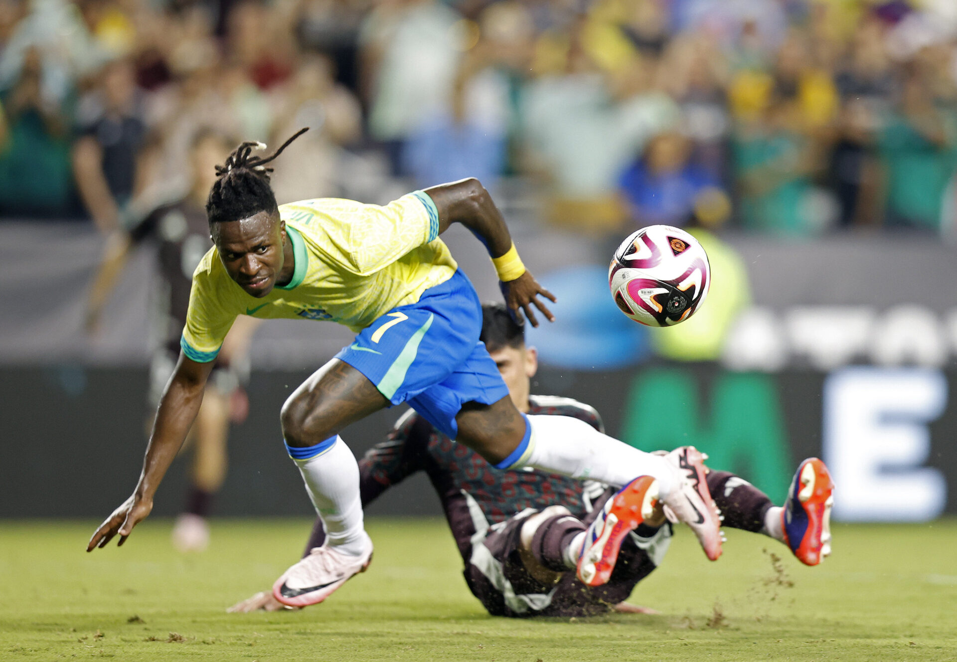 Vinicius Jr. em ação pelo Brasil contra o México - Rafael Ribeiro/CBF