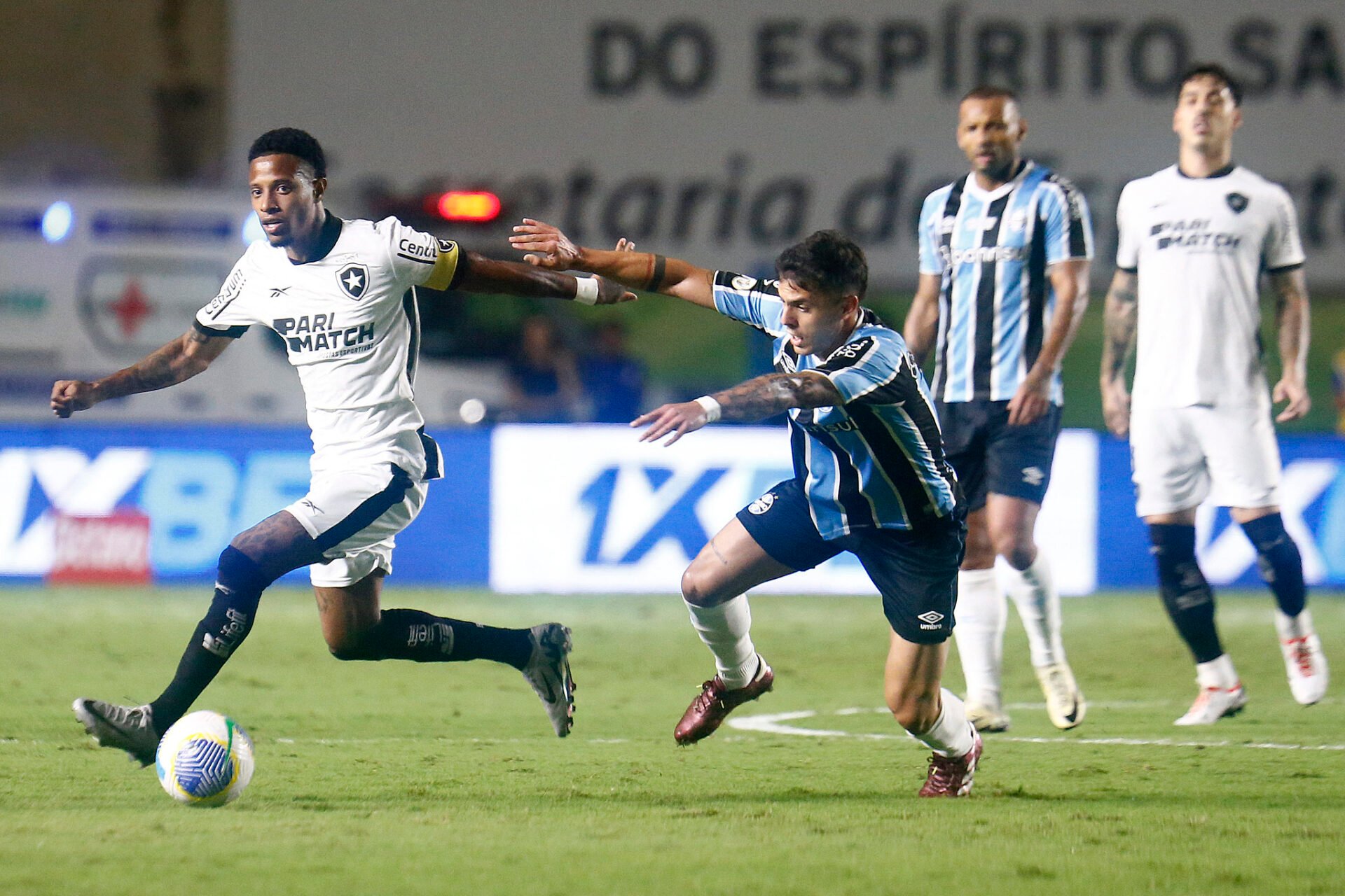 Tchê Tchê em ação contra o Grêmio - Vítor Silva/Botafogo