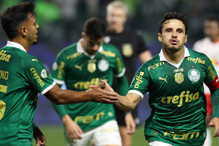 Palmeiras supera o Bragantino e cola nos líderes do Brasileirão