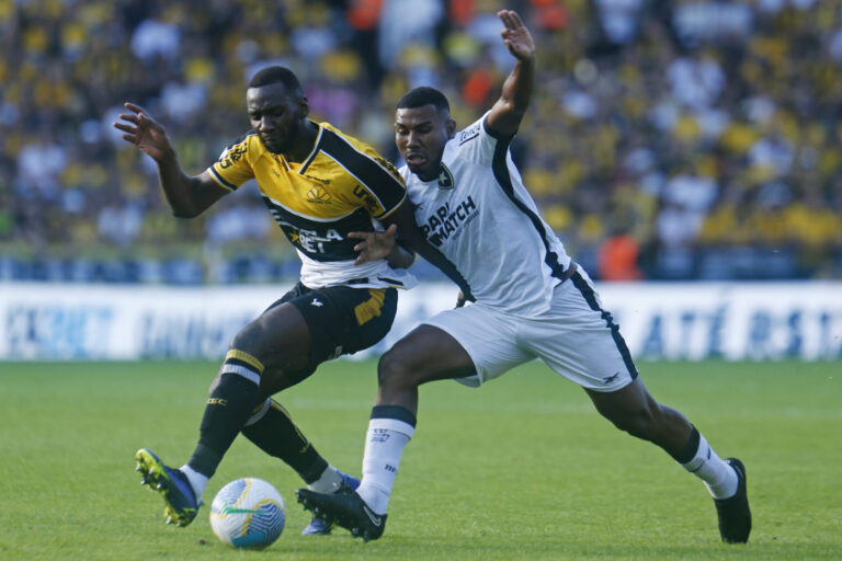 Criciúma vence e frustra Botafogo, que desperdiça chance de liderança