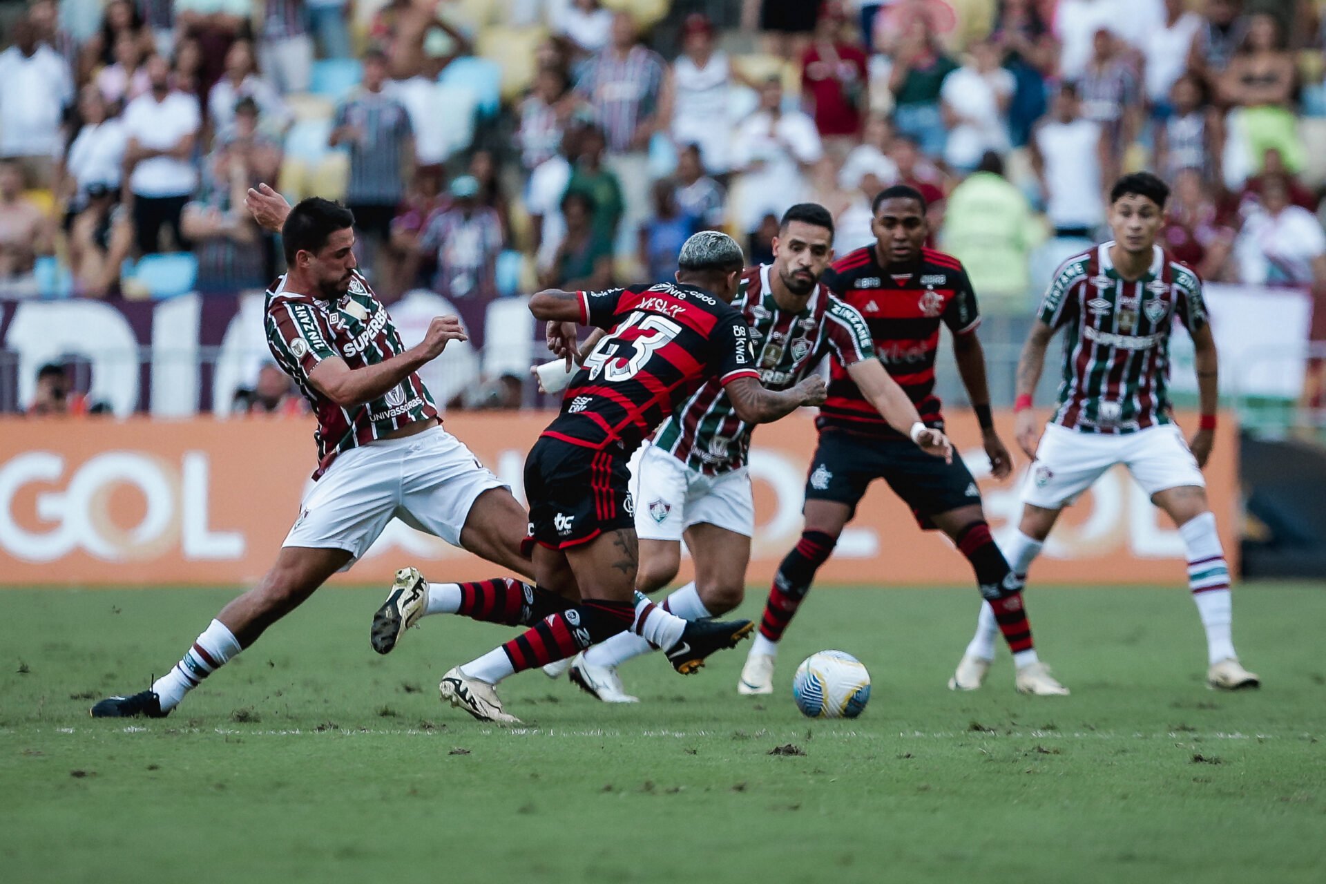 Flamengo vence clássico, segue líder e afunda Fluminense na lanterna