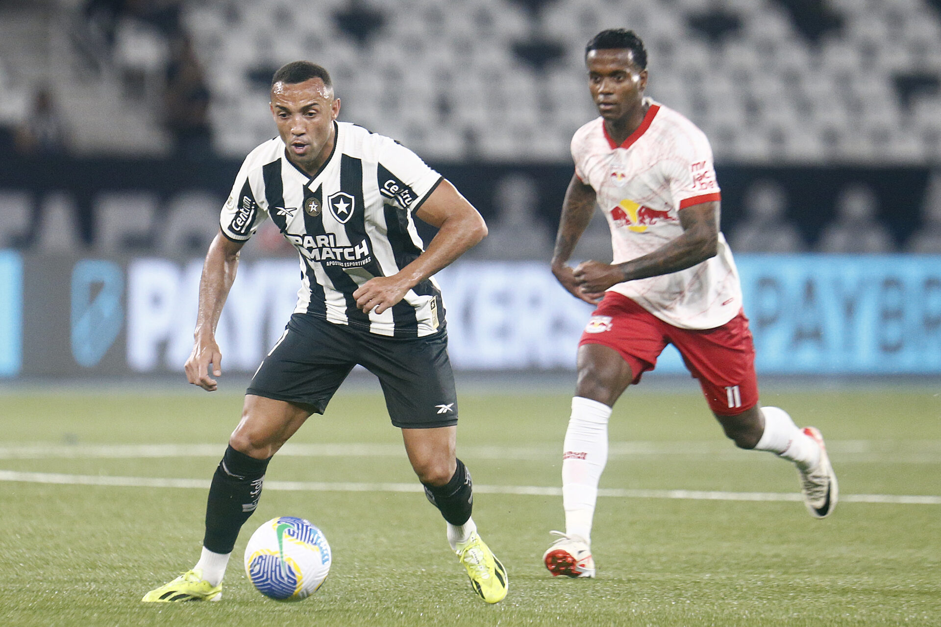 Botafogo vence o Bragantino e segue na cola dos líderes