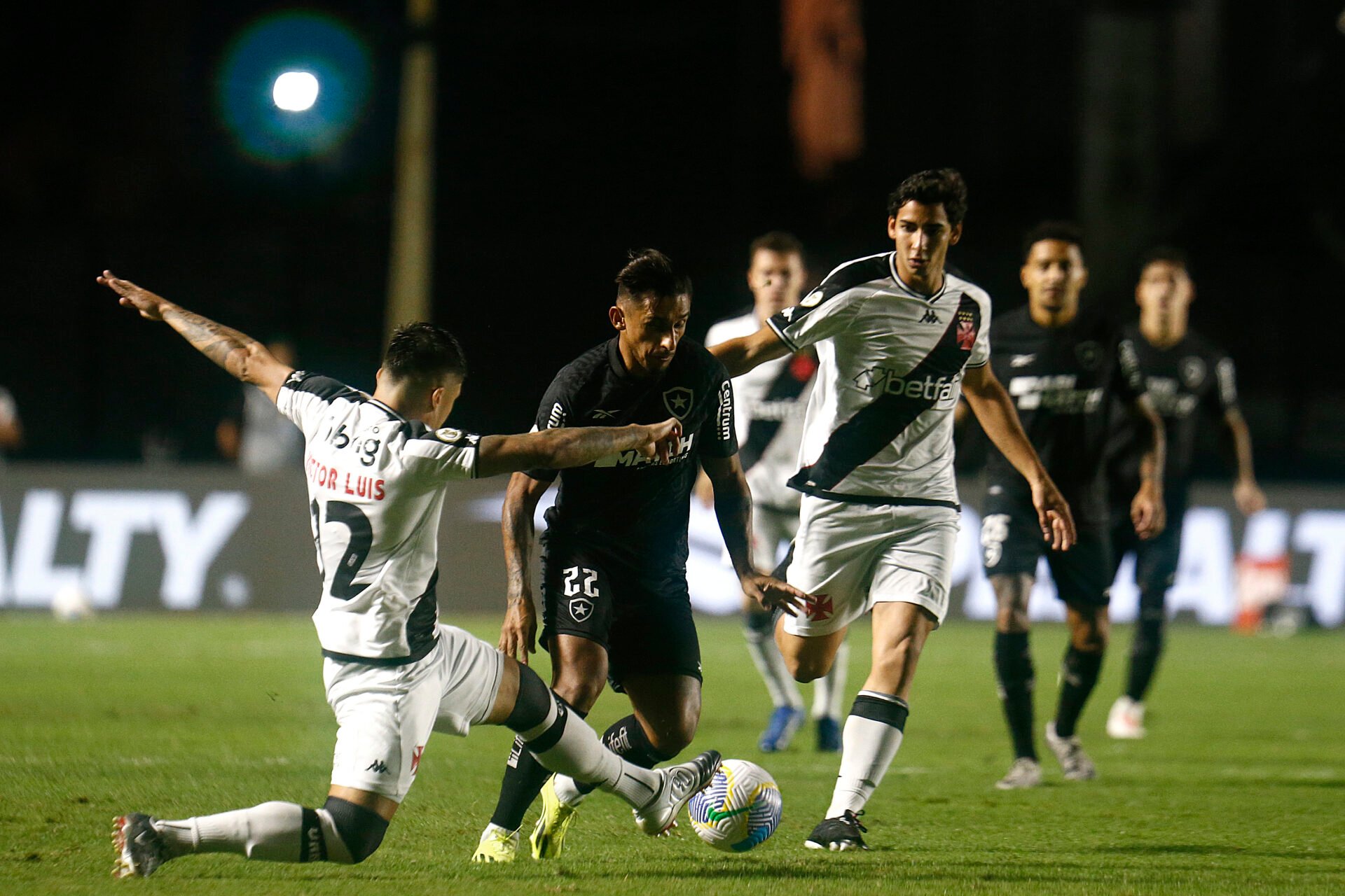 Vasco e Botafogo empatam e resultado não ajuda ninguém no Brasileirão