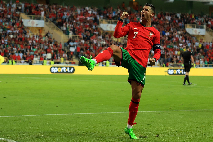 Cristiano Ronaldo brilhou com dois belos gols contra a Irlanda - EFE/EPA/JOSE COELHO