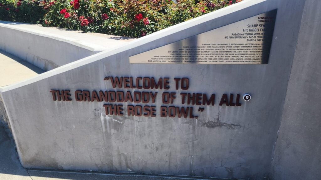 'Bienvenidos al abuelo de todos ellos, el Rose Bowl', dice una de las placas que rinden homenaje al estadio centenario - Klaus Richmond/Placar
