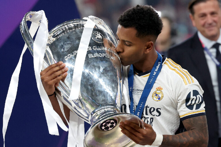 Quem sai? Jornal espanhol escala Mbappé na vaga de Rodrygo