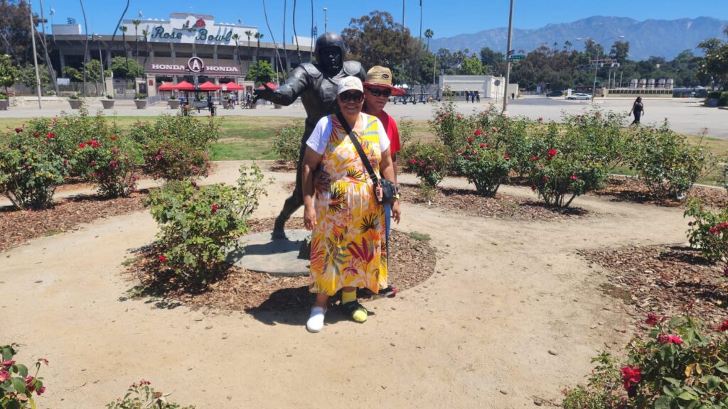 Família posa diante de estátua em homenagem a jogador de futebol americano - Klaus Richmond/Placar