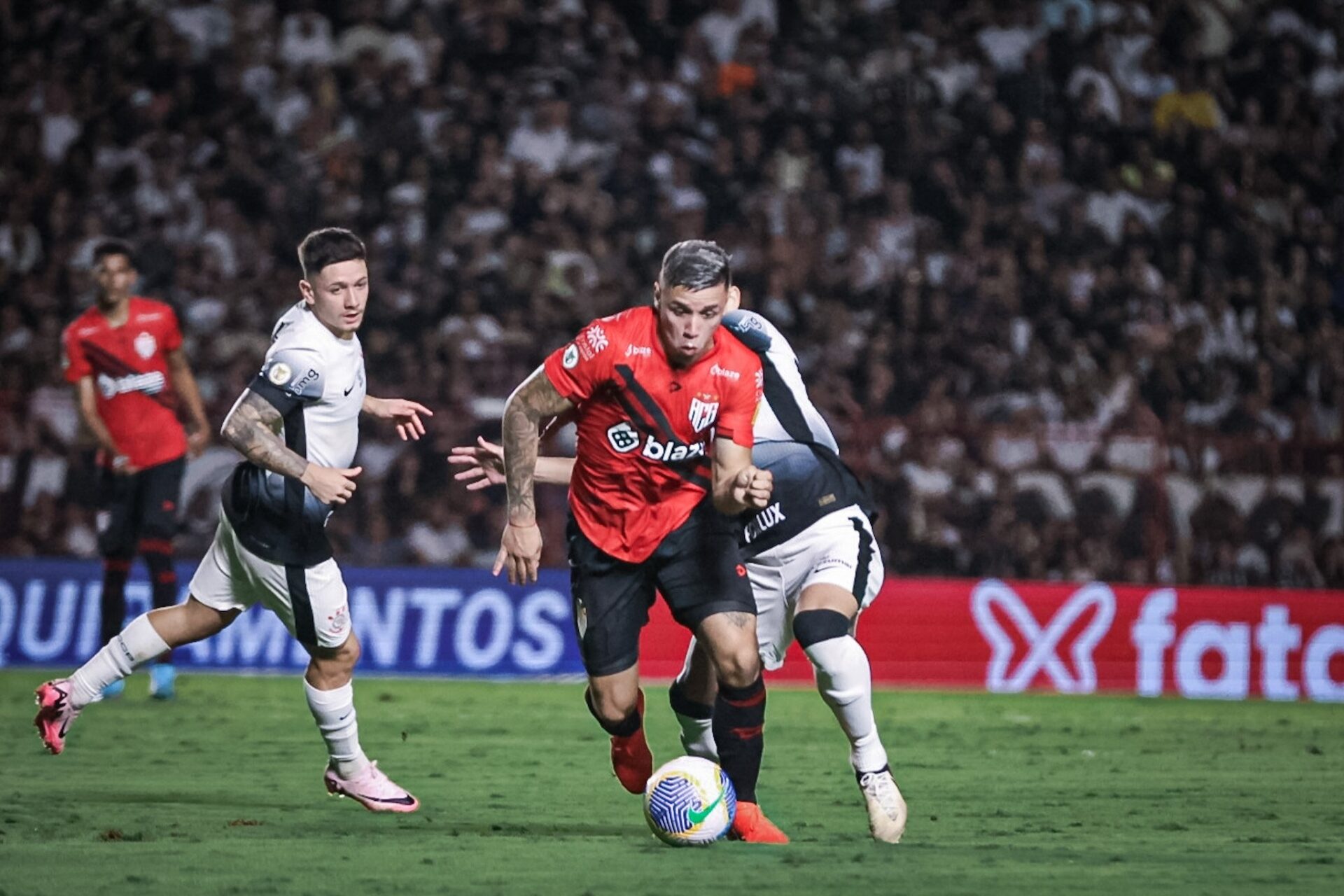 Atlético-GO arranca empate com Corinthians em confronto direto de Z-4
