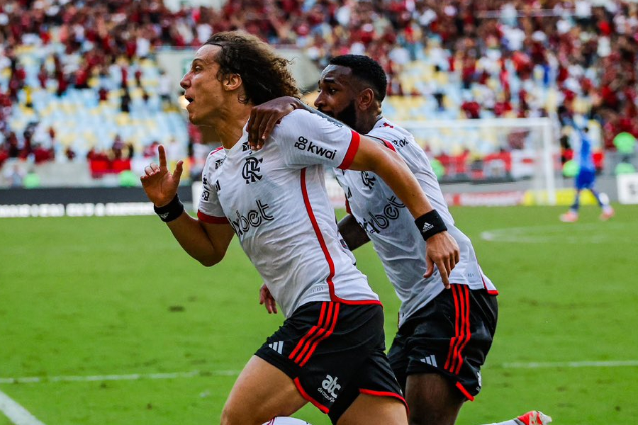 Flamengo ghi bàn thắng lịch sử trước Vasco và dẫn đầu