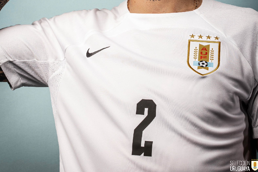 Nike estreia no Uruguai com camisa branca ‘tampão’