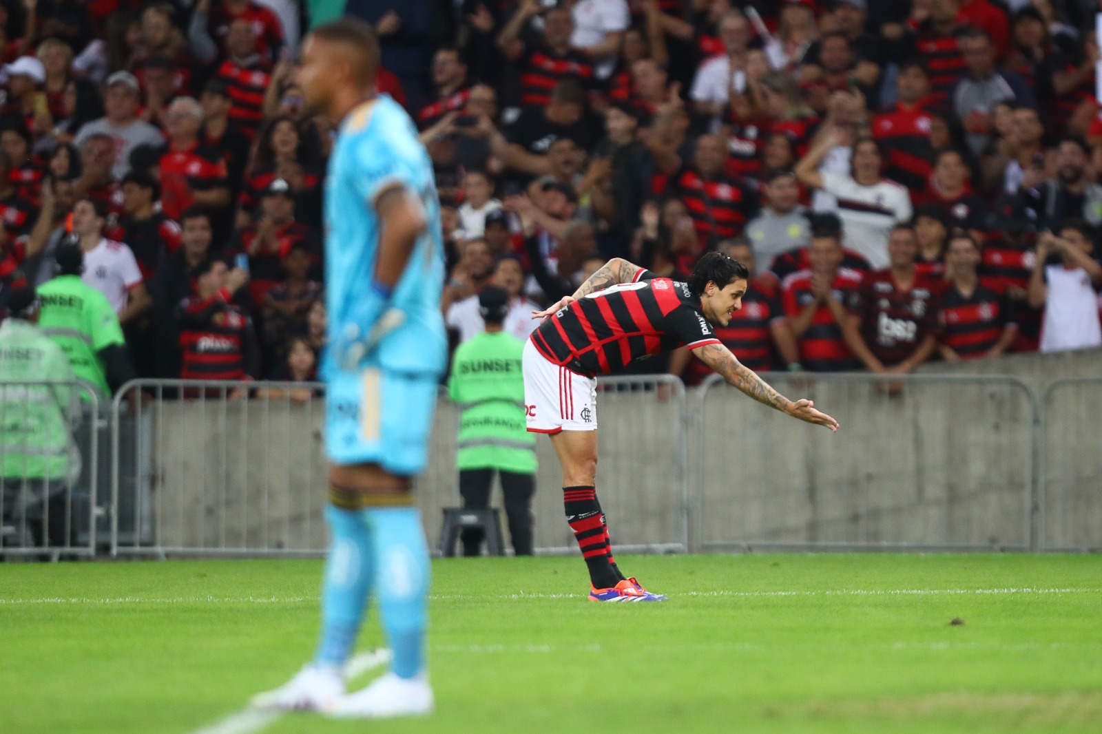 Flamengo vence o Cruzeiro e segue isolado na liderança do Brasileirão