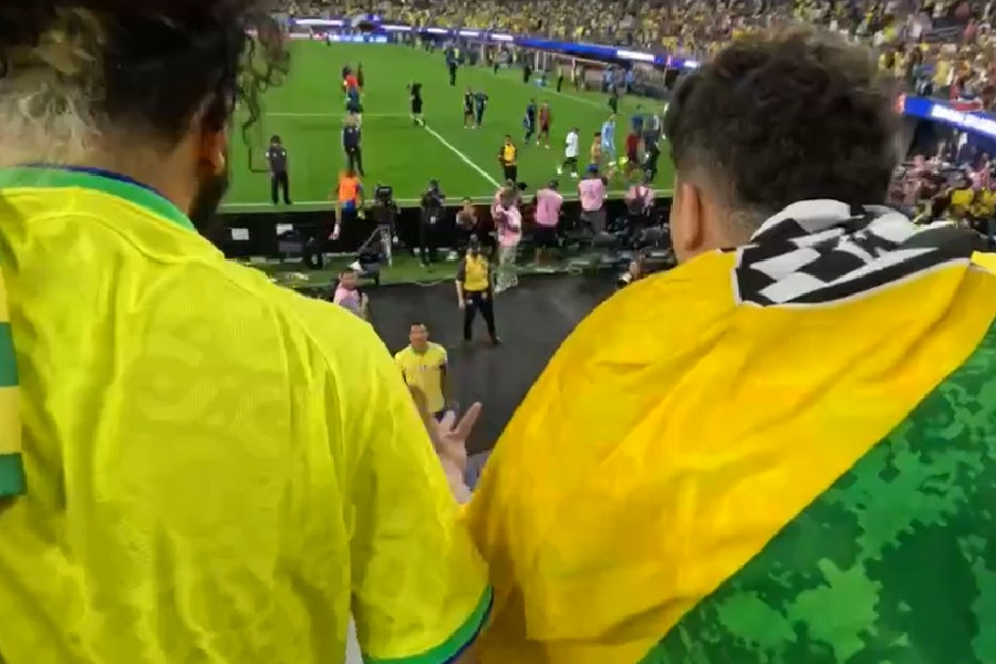 Theo Bez e Danilo (no campo) discutem após o empate sem gols do Brasil na estreia da Copa América - @canaldegira/Instagram