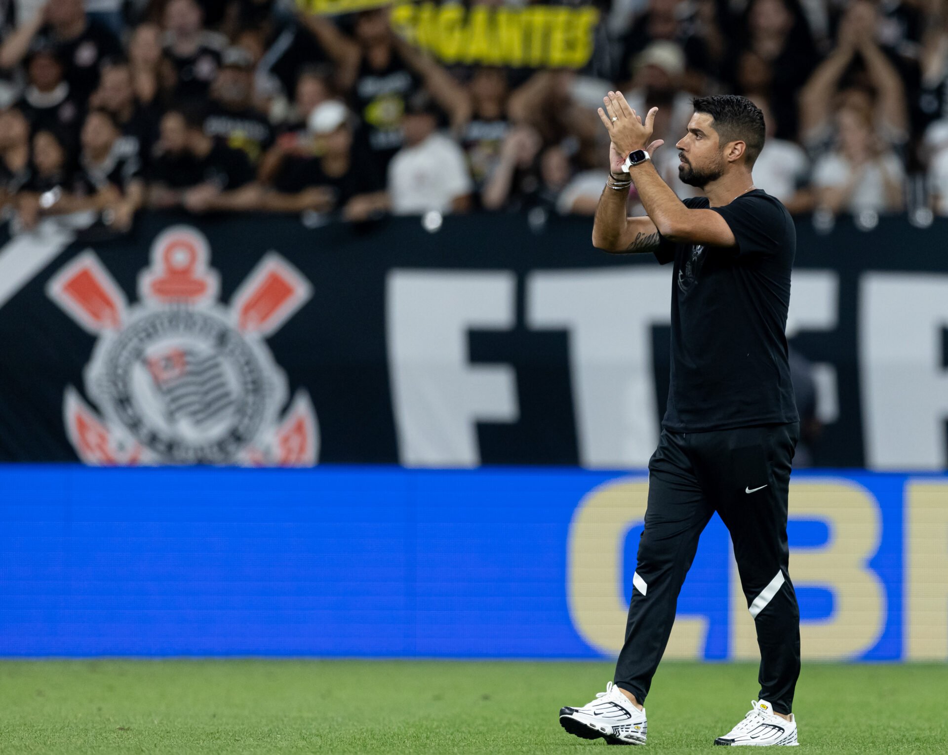 Corinthians anuncia demissão do técnico António Oliveira