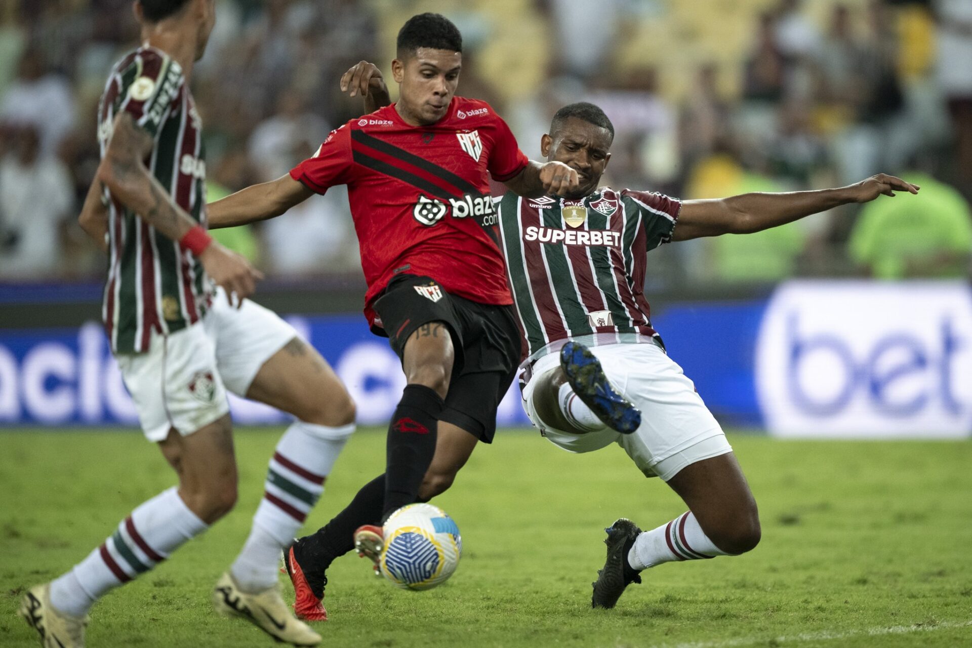 Derrota em casa amplia crise e coloca Fluminense na zona de rebaixamento