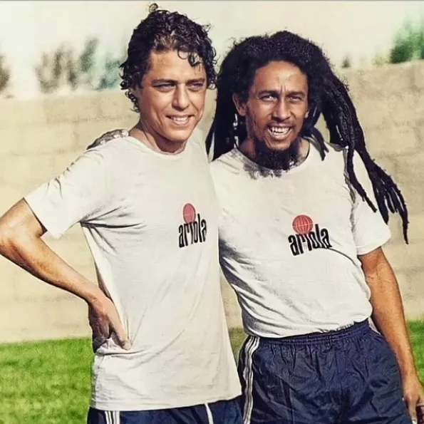 Chico Buarque e Bob Marley durante pelada em 1980 - Reprodução/Instagram