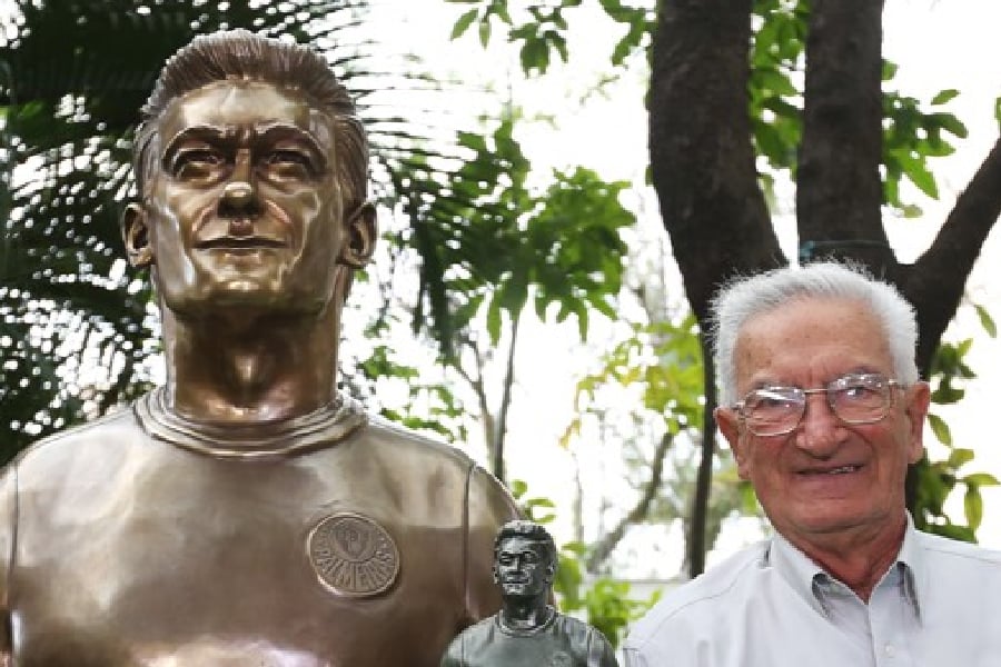 Dudu, ídolo do Palmeiras, ao lado de seu busto no Allianz Parque - Divulgação