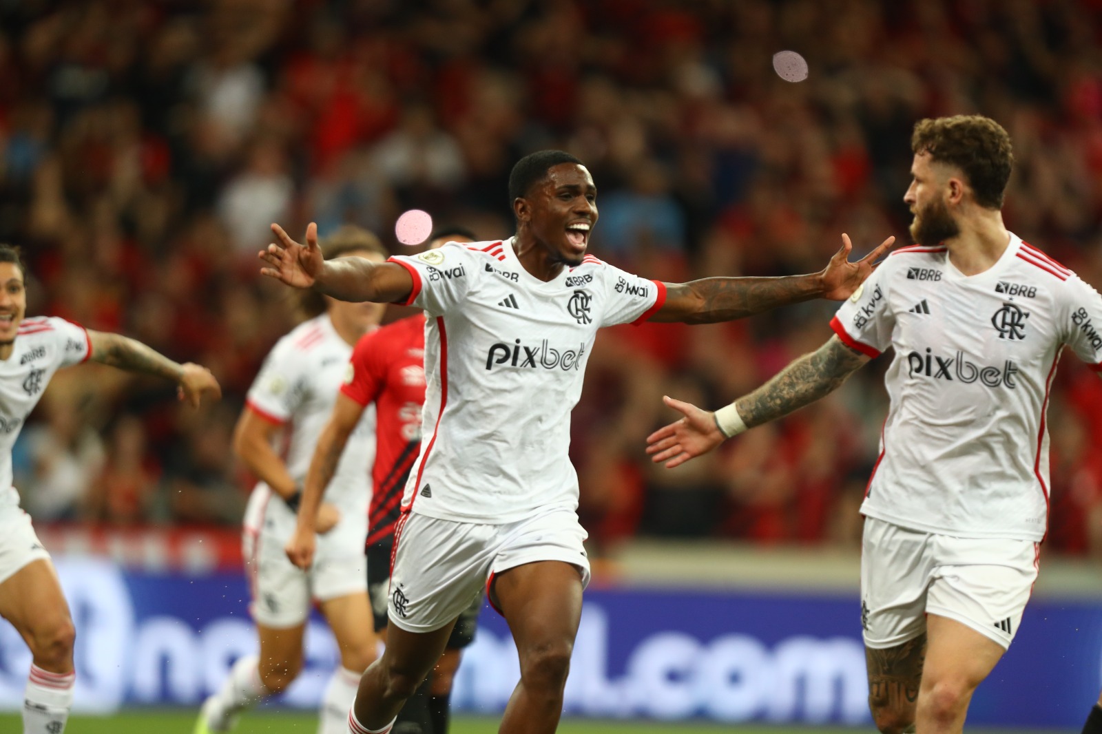Flamengo arranca empate com Athletico-PR e mantém a liderança