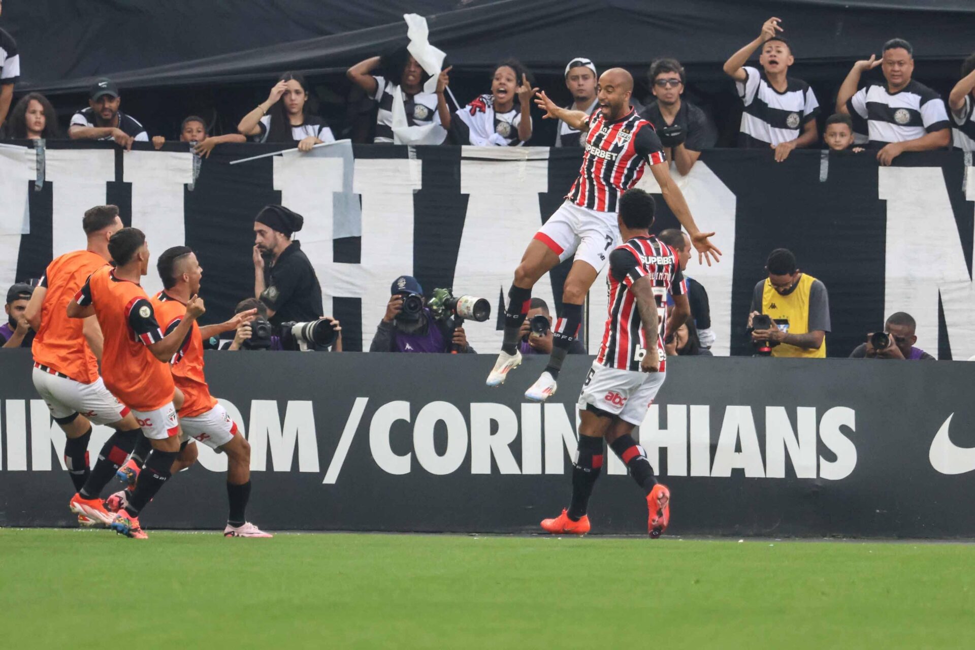 Corinthians e São Paulo empatam em clássico movimentado pelo Brasileiro