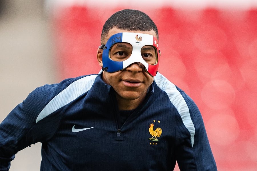 Kylian Mbappé apareceu no treino da França com sua nova máscara tricolor; o craque é dúvida para o jogo contra a Holanda @equipedefrance