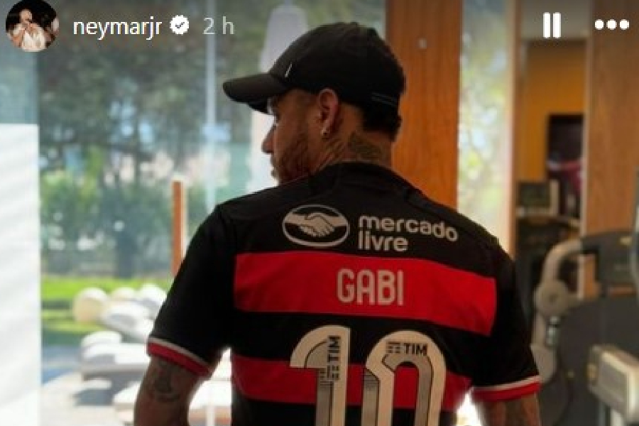Neymar veste camisa do Flamengo e Gabigol responde: ‘Combinou’