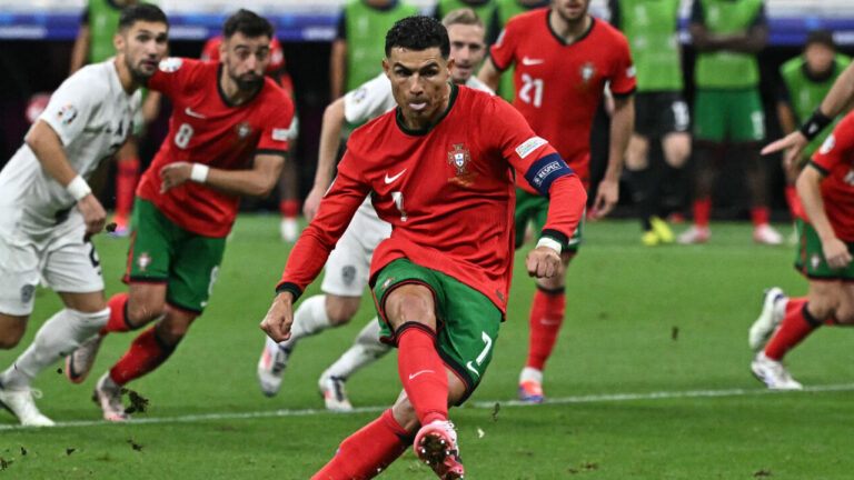 Diogo Costa brilha nos pênaltis e Portugal elimina Eslovênia na Euro