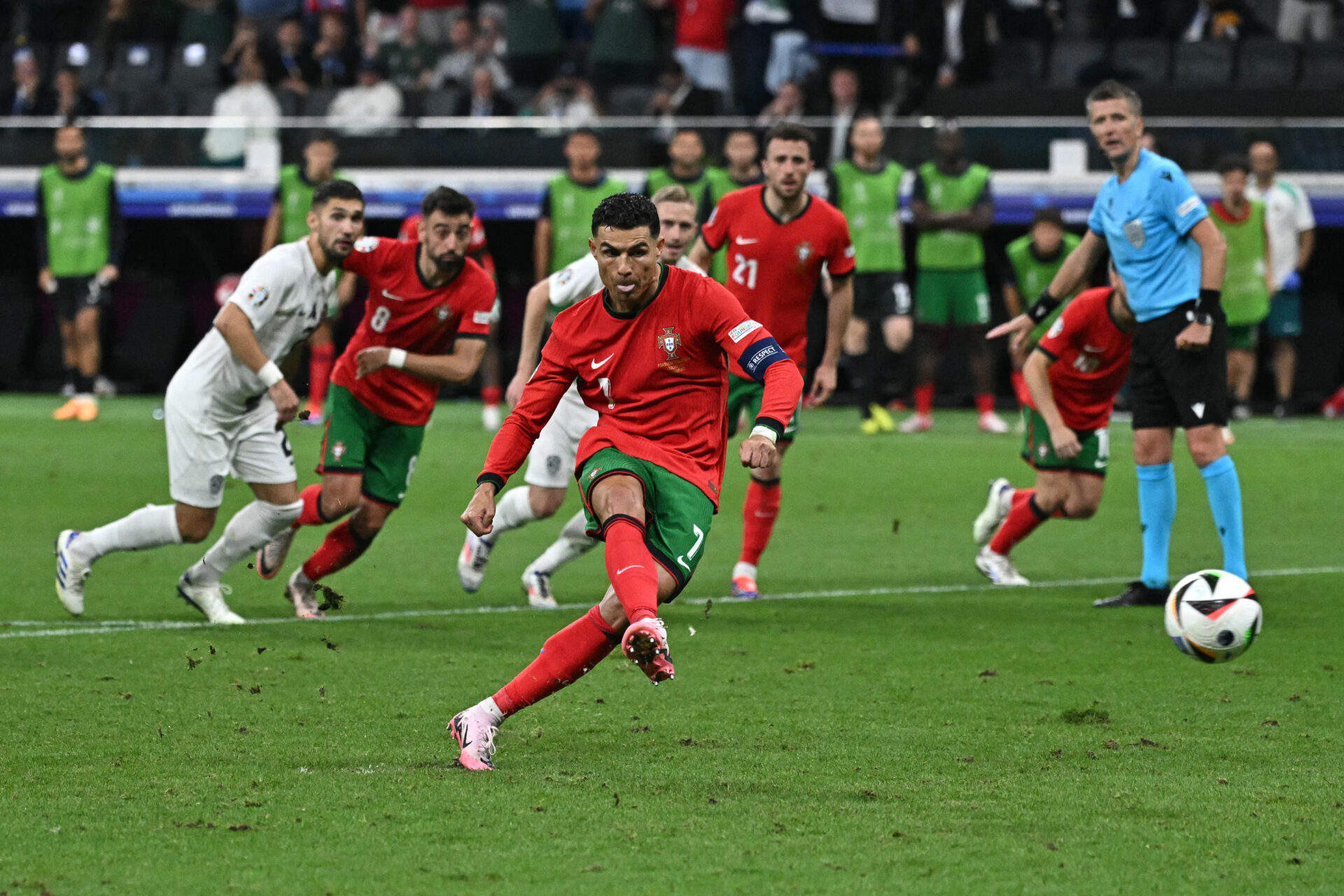 Diogo Costa brilha nos pênaltis e Portugal elimina Eslovênia na Euro